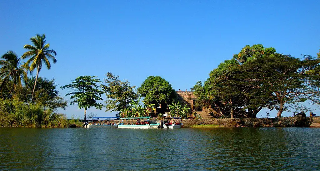 Unlock Granada’s Beauty: A Tapestry of History, Nature, and Lake Adventures